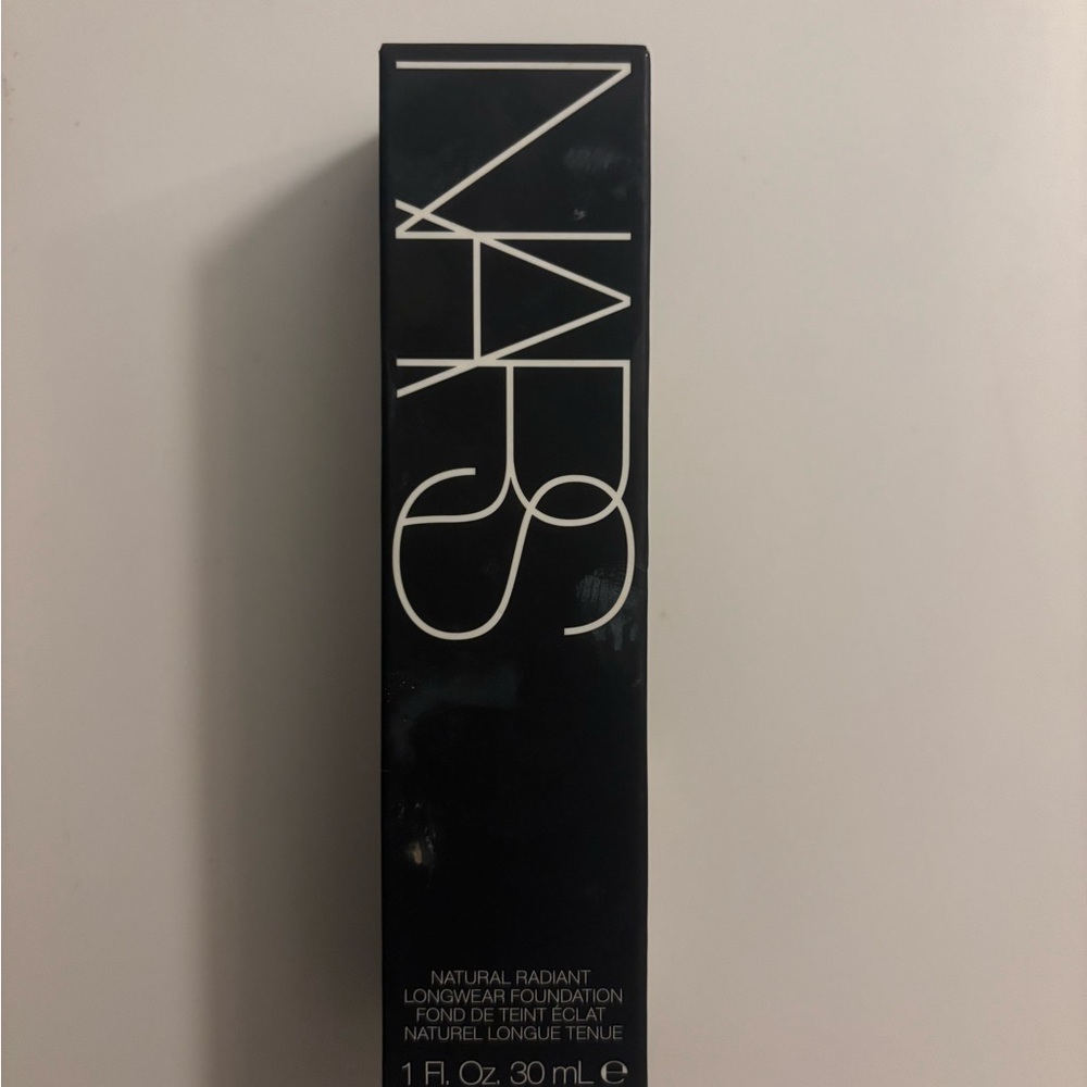 NARS Natural Radiant Longwear Foundation - Black